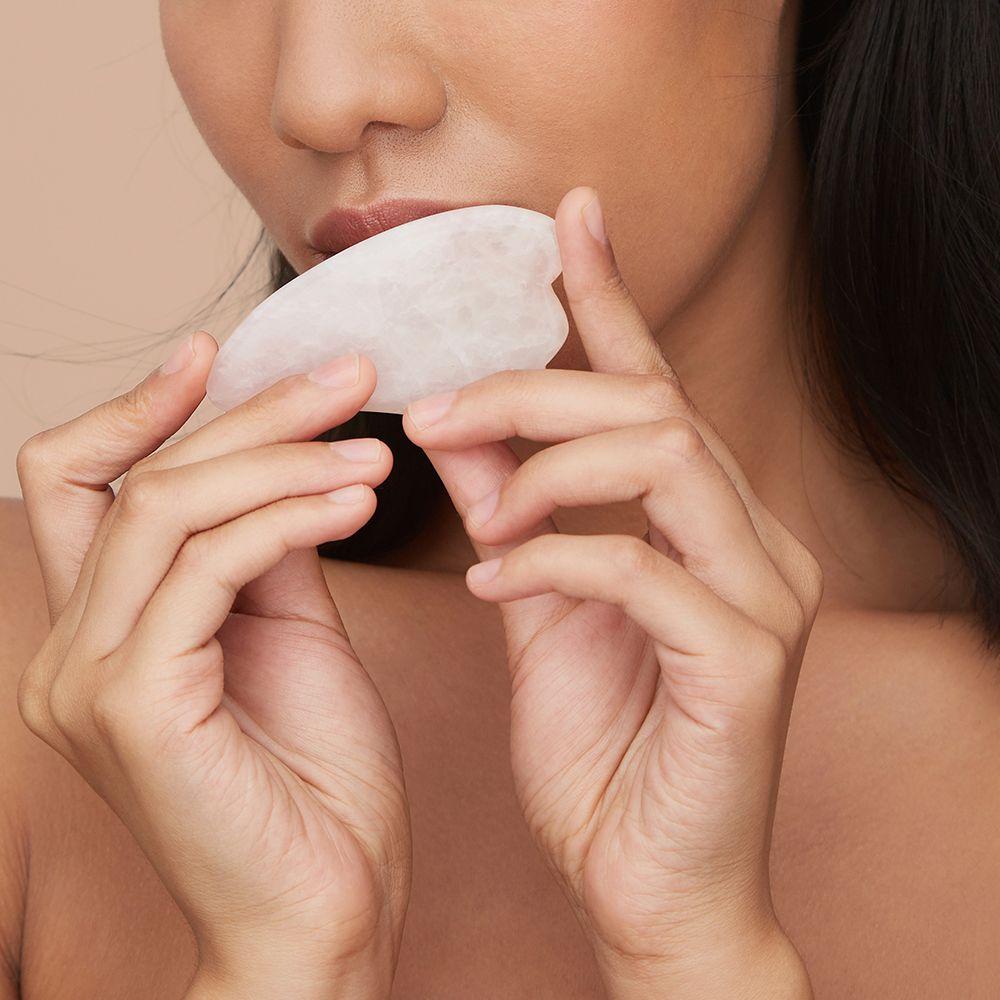 Comment utiliser le Gua Sha ? Quels sont ses bienfaits ? - Beautigloo